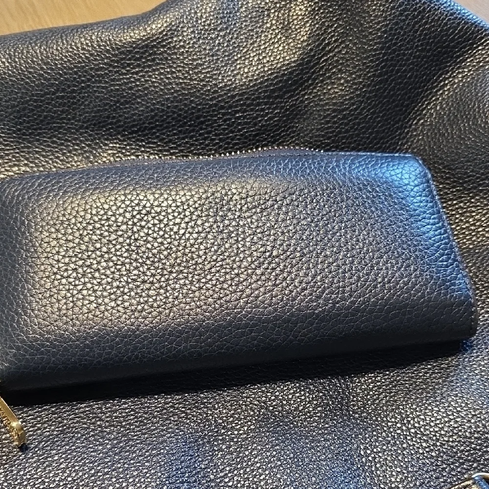 Leather Shoulder Bag with Gold Chain Strap - Navy With Matching Wallet - Picture 6 of 6